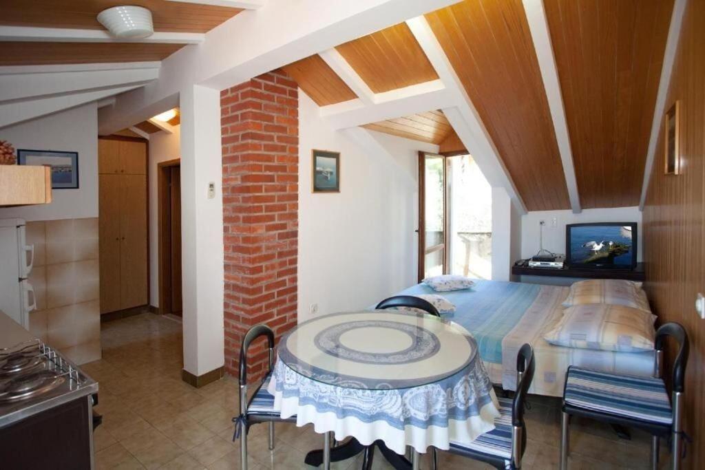 Apartments Damir - 80 M From Beach Postira Eksteriør billede
