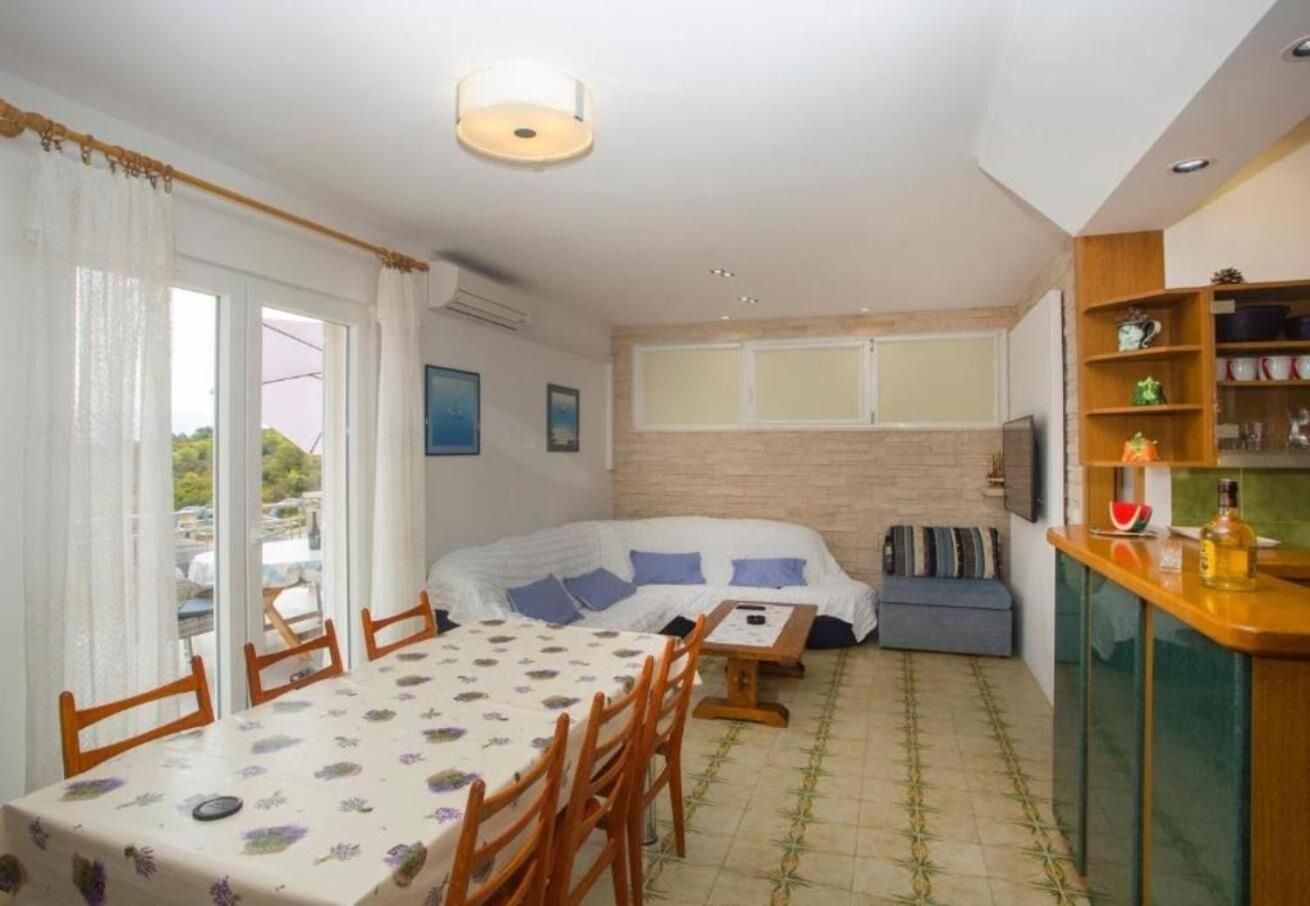 Apartments Damir - 80 M From Beach Postira Eksteriør billede
