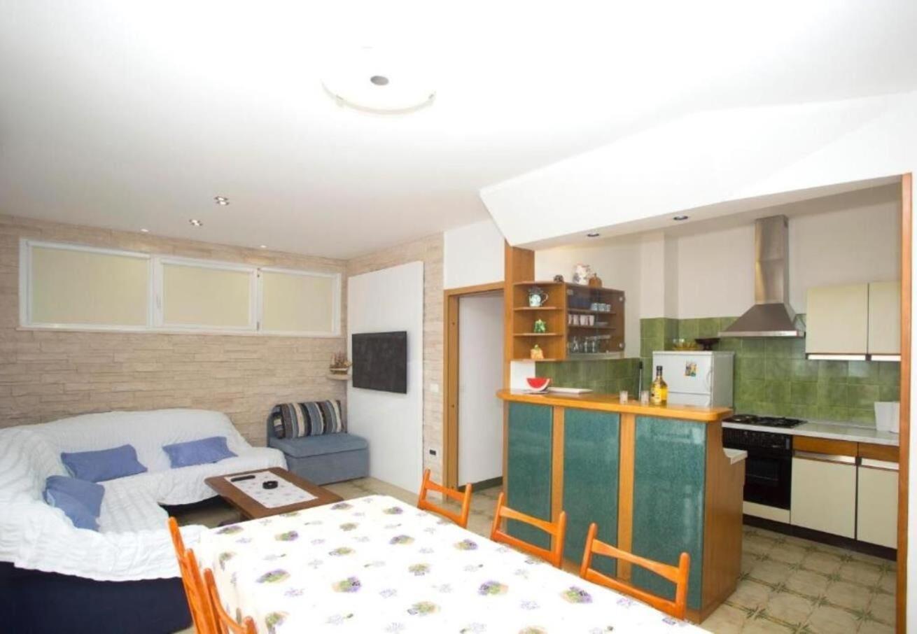 Apartments Damir - 80 M From Beach Postira Eksteriør billede