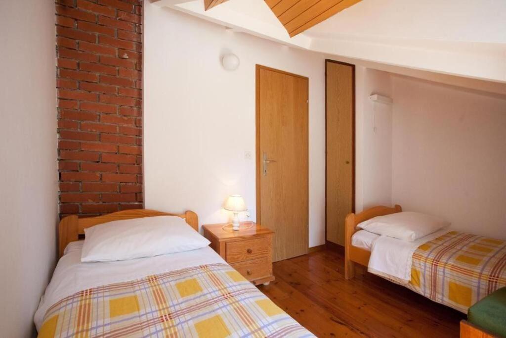 Apartments Damir - 80 M From Beach Postira Eksteriør billede