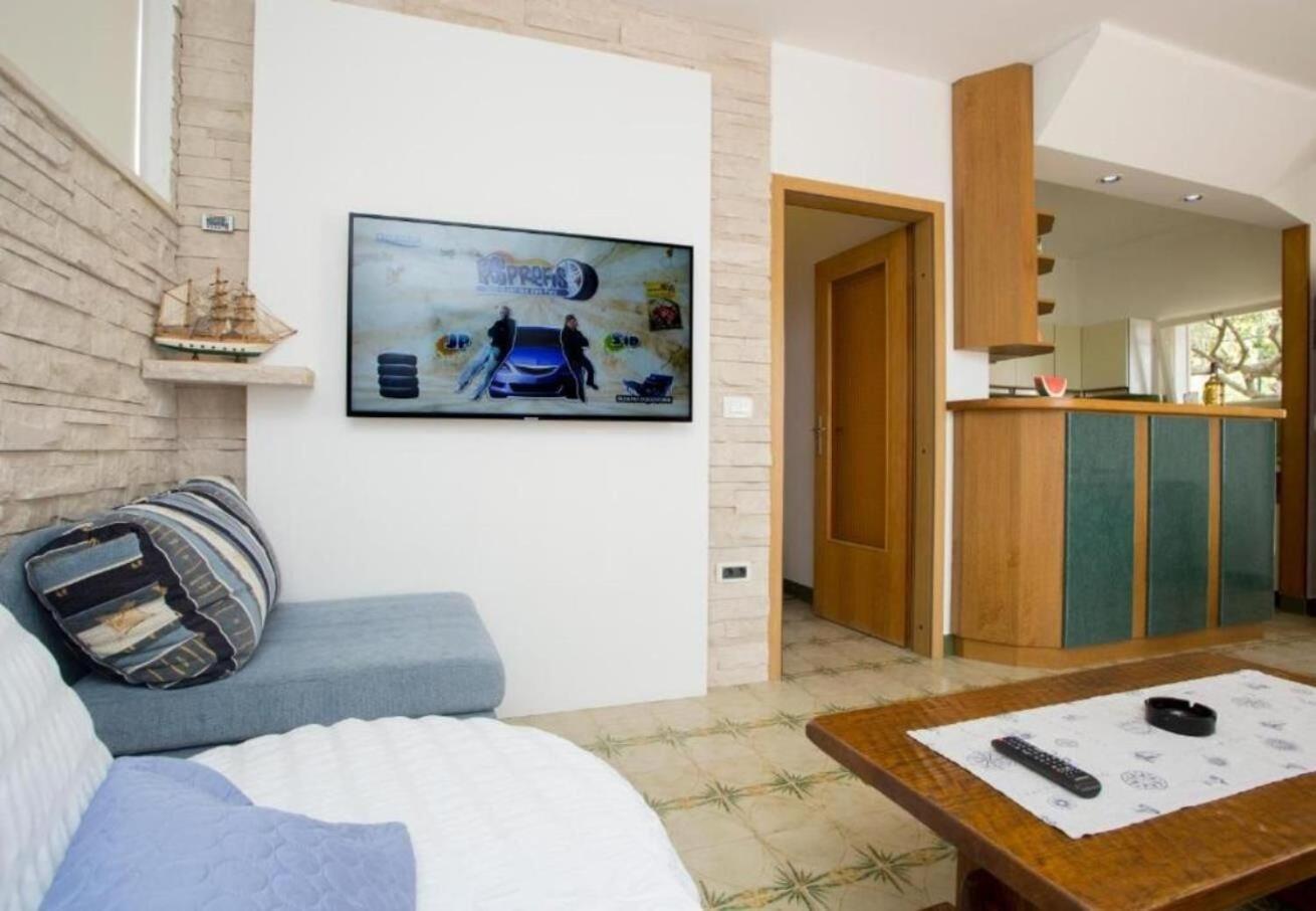 Apartments Damir - 80 M From Beach Postira Eksteriør billede